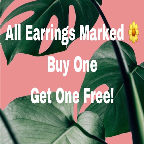 🌼New! Gold Finish White Bow Flower Stud Earrings - Picture 6 of 6